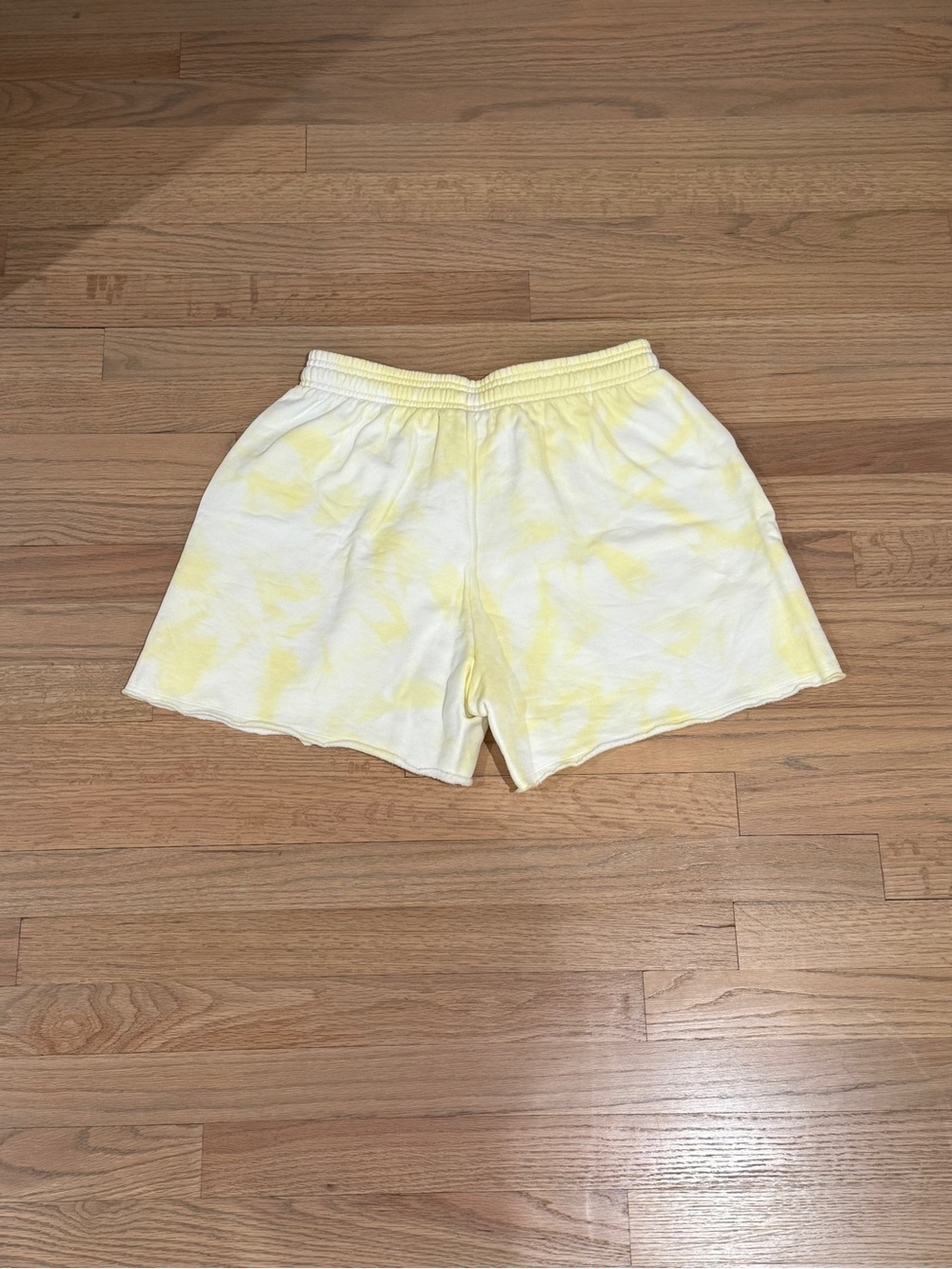 LIKE NEW ALO Yoga Tie-Dye Gym Sweat Short, Buttercup/White Tie-Dye, Size Medium - Picture 5 of 6